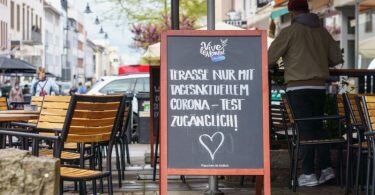 In Darmstadt hat ein Lokal unter Auflagen seinen Außenbereich geöffnet. Foto: Frank Rumpenhorst/dpa
