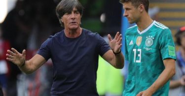 Thomas Müller (r) könnte bei der EM sein Comeback im Team von Bundestrainer Joachim Löw geben. Foto: Christian Charisius/dpa
