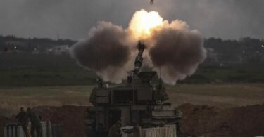 Eine israelische Artillerieeinheit feuert an der Grenze zu Gaza auf Ziele im Gazastreifen. Foto: Heidi Levine/AP/dpa