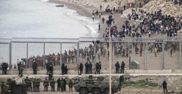 Die spanische Armee ist an der Grenze zu Marokko im Einsatz. Foto: Javier Fergo/AP/dpa