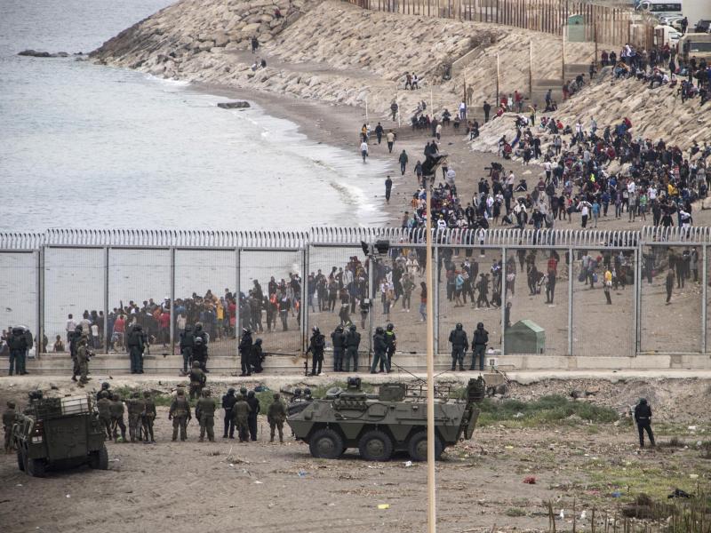 Die spanische Armee ist an der Grenze zu Marokko im Einsatz. Foto: Javier Fergo/AP/dpa