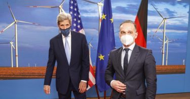 Außenminister Heiko Maas (r) hat den US-Sondergesandten John Kerry (l) in Berlin empfangen. Foto: Odd Andersen/AFP Pool/dpa