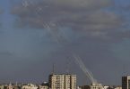 Raketen werden aus dem Gazastreifen auf Israel abgefeuert (Foto vom Montag). Foto: Hatem Moussa/AP/dpa