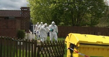 Mitarbeiter der Spurensicherung gehen durch den Garten des Wohnhauses, in dem eine 35-jährige Frau und ihr 4-jähriger Sohn tot aufgefunden wurden. Foto: -/TNN/dpa