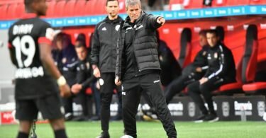 Unter Trainer Friedhelm Funkel (M.) hat der 1. FC Köln von fünf Spielen nur zwei verloren. Foto: Martin Meissner/AP-Pool/dpa