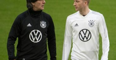 Marco Reus (r) verzichtet nach Rücksprache mit Joachim Löw auf die EM. Foto: Federico Gambarini/dpa