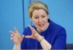 Bundesfamilienministerin Franziska Giffey sieht im «Schützen, Testen, Impfen» die notwendigen Instrumente für eine Rückkehr der Kinder in die Normalität. Foto: Wolfgang Kumm/dpa