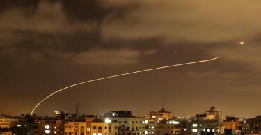 Israels Iron-Dome-Raketenabwehrsystem fängt Raketen ab, die aus dem Gazastreifen in Richtung Israel abgefeuert werden. Foto: Bashar Taleb/APA Images via ZUMA Wire/dpa