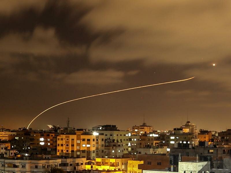 Israels Iron-Dome-Raketenabwehrsystem fängt Raketen ab, die aus dem Gazastreifen in Richtung Israel abgefeuert werden. Foto: Bashar Taleb/APA Images via ZUMA Wire/dpa