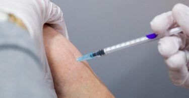 In Bayern dürfen Haus- und Fachärzte nun unabhängig von der Impfreihenfolge gegen das Coronavirus impfen. Foto: Daniel Karmann/dpa