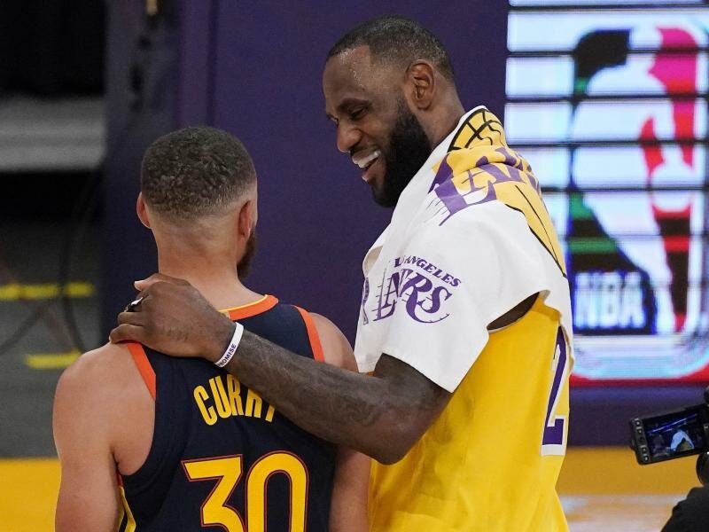 Superstars unter sich:&nbsp;LeBron James (r) und Stephen Curry nach dem Lakers-Sieg gegen die Golden State Warriors. Foto: Mark J. Terrill/AP/dpa