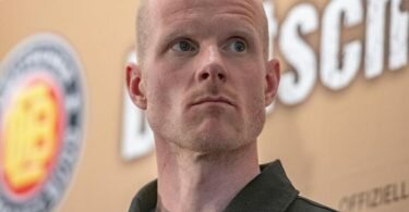 Geht mit hohen Ansprüchen in die Eishockey-WM: DEB-Coach Toni Söderholm. Foto: Armin Weigel/dpa