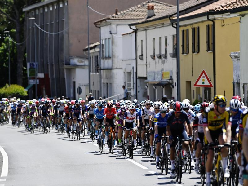 Die Fahrer während der 13. Giro-Etappe. Foto: Fabio Ferrari/LaPresse/AP/dpa
