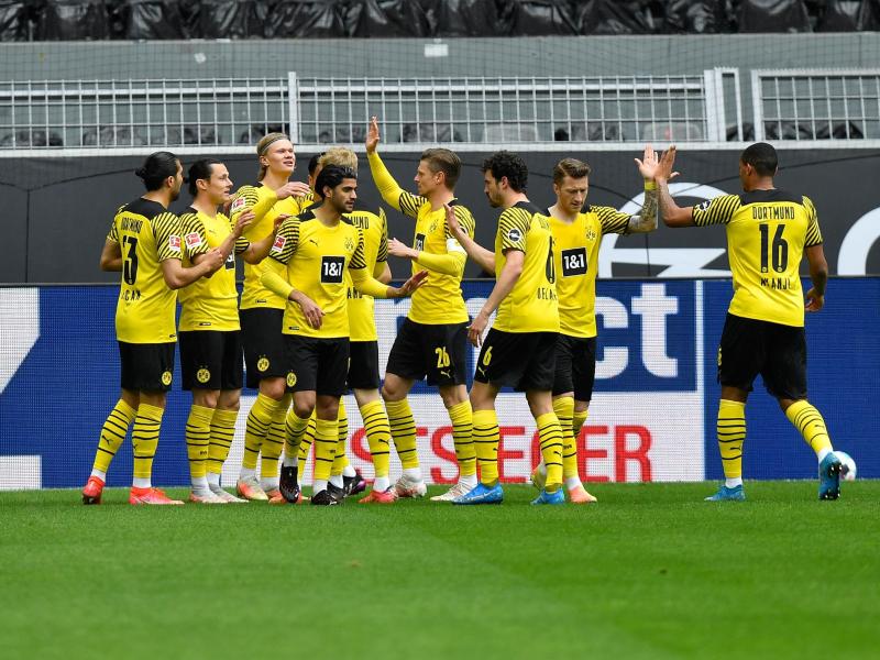 Dortmunds Spieler jubeln nach dem Tor von Stürmer-Juwel Erling Haaland zum frühen 1:0 gegen Bayer 04 Leverkusen. Foto: Martin Meissner/AP-Pool/dpa