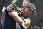 US-Star Phil Mickelson geht als Führender in die Finalrunde der 103. PGA Championship. Foto: Chris Carlson/AP/dpa