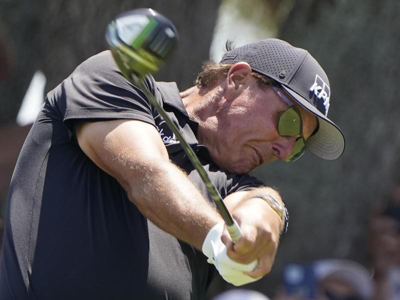US-Star Phil Mickelson geht als Führender in die Finalrunde der 103. PGA Championship. Foto: Chris Carlson/AP/dpa