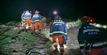 Am Ort des Unglücks suchen Rettungskräfte nach Vermissten. Foto: -/XinHua/dpa