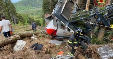 Die Gondel stürzte aus großer Höhe auf einen schwer zugänglichen Hang. Foto: Uncredited/Vigili del Fuoco Firefighters/AP/dpa