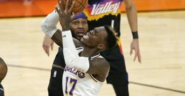 Das erste Playoff-Spiel der Lakers von Dennis Schröder (vorne) geht gegen die Phoenix Suns in die Hose. Foto: Ross D. Franklin/AP/dpa
