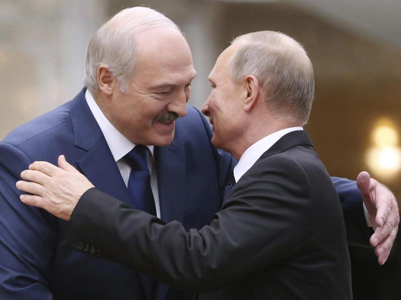 Alexander Lukaschenko (l) und Wladimir Putin treffen sich am Freitag in Sotschi am Schwarzen Meer. Foto: -/Pool EPA/AP/dpa