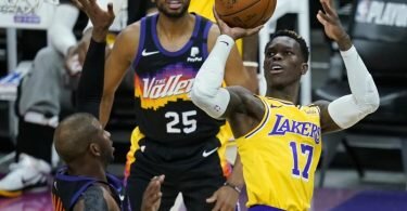Dennis Schröder (r) spielte stark beim Lakers-Sieg in Phoenix. Foto: Ross D. Franklin/AP/dpa