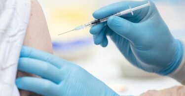 Derzeit bemüht sich der Impfstoffhersteller Biontech/Pfizer um eine Zulassung seines Präparats in der EU ab zwölf Jahren. Foto: Friso Gentsch/dpa