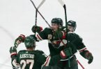 Nico Sturm (M.) jubelt mit seinen Wild-Teamkollegen Nick Bjugstad (l) und Nick Bonino. Foto: Andy Clayton-King/AP/dpa