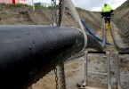 Gleichstrom-Erdkabel der Stromtrasse «Nordlink» laufen in der Nähe von Büsum aus dem Erdreich zu einer sogenannten «Muffenstation». Foto: Carsten Rehder/dpa