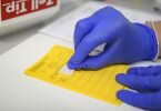 Informationen über die Impfung werden im Impfpass eingetragen. Foto: Christopher Neundorf/dpa