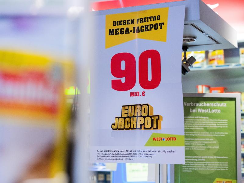 Über die 90 Millionen im Eurojackpot kann sich ein Lottospieler in Hessen freuen. Foto: Rolf Vennenbernd/dpa