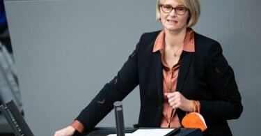 Anja Karliczek will vorerkrankten Kindern bis zum Schuljahresbeginn ein Impfangebot unterbreiten. Foto: Bernd von Jutrczenka/dpa