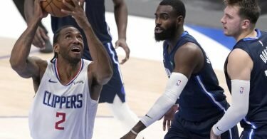 Clippers-Flügelspieler Kawhi Leonard (l) setzt sich gegen die Mavs Tim Hardaway Jr. (M.) und Luka Doncic durch. Foto: Tony Gutierrez/AP/dpa