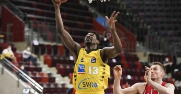 Ludwigsburgs Yorman Polas Bartolo (l) legt den Ball in den Korb. Foto: Thomas Kienzle/dpa