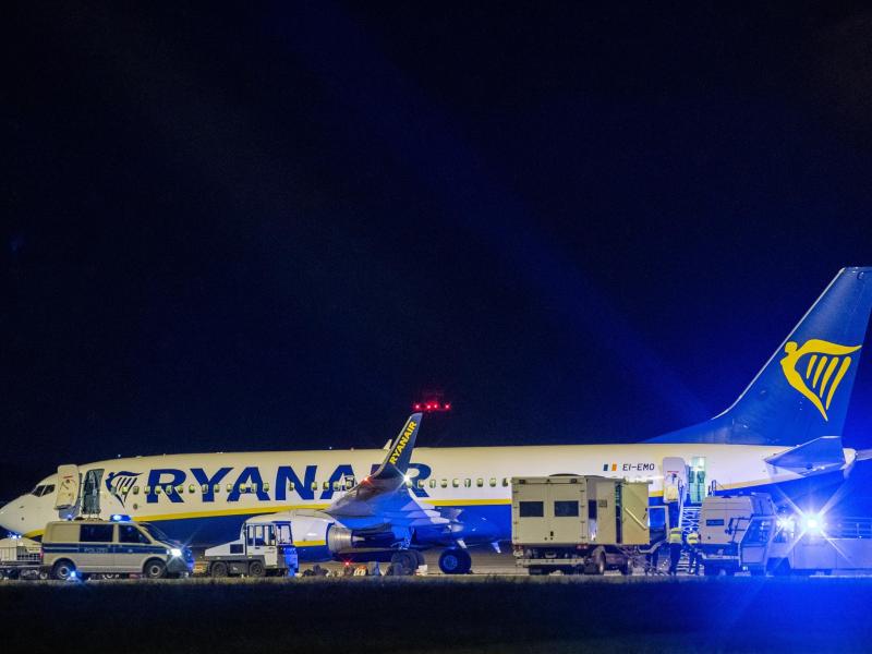 Warum die Ryanair-Maschine um kurz nach 20 Uhr in Berlin landen musste, blieb zunächst unklar. Foto: Christophe Gateau/dpa