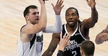 Luka Doncic (l) von den Dallas Mavericks wirft, während Kawhi Leonard (2) und Ivica Zubac von den Los Angeles Clippers verteidigen. Foto: Tony Gutierrez/AP/dpa