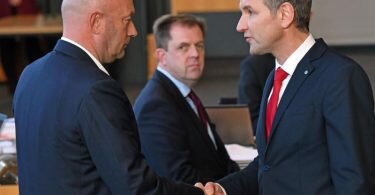AfD-Fraktionschef Björn Höcke (r.) gratuliert dem neuen Thüringer Ministerpräsidenten Thomas Kemmerich (FDP). Foto: Martin Schutt/dpa-Zentralbild/dpa