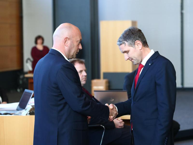 Björn Höcke, AfD Thüringen (rechts) gratuliert dem neuen Ministerpräsidenten Thomas L. Kemmerich (FDP). Foto: Bodo Schackow/dpa-Zentralbild/dpa