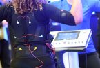 Bei EMS-Training tragen Sportlerinnen und Sportler eine verkabelte Weste und Manschetten, über die elektronische Impulse an den Körper weitergeleitet werden. Foto: Henning Kaiser/dpa-tmn
