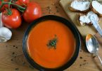 Tomate trifft Ziegenkäse-Crostini: Für die Suppe werden die Tomaten im Ofen mit Gewürzen und Zwiebeln geschmort, und anschließend nur noch püriert. Foto: Julia Uehren/loeffelgenuss.de/dpa-tmn