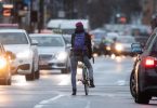 Wer das Auto stehen lässt und lieber mit dem Fahrrad zur Arbeit fährt, kann Herz-Kreislauf-Erkrankungen vorbeugen. Foto: Sebastian Gollnow/dpa