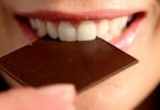 Wer sie mag, greift am besten zu dunkler Schokolade: Sie enthält weniger Zucker und kann sogar zu hohe Cholesterinwerte senken. Foto: Oliver Berg/dpa/dpa-tmn