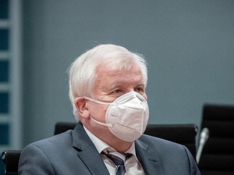 Bundesinnenminister Horst Seehofer verbietet die Neonazi-Gruppe «Wolfsbrigade 44». Foto: Michael Kappeler/dpa-pool/dpa
