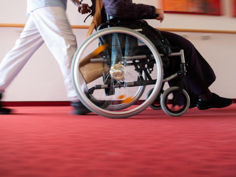 Die Krise trifft nicht alle gleich hart: vielen Menschen mit Behinderung setzt die Pandemie stärker zu. Foto: Tom Weller/dpa