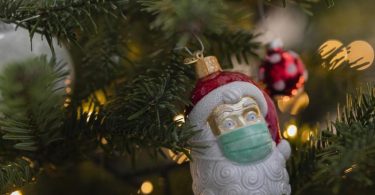 Trägt auch der Weihnachtsmann Maske? Sicher ist: Wegen Corona wird in diesem Jahr anders gefeiert als sonst. Foto: Tom Weller/dpa/dpa-tmn
