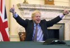 Daumen hoch: Boris Johnson, Premierminister von Großbritannien, jubelt nach der erzielten Einigung in den Brexit-Verhandlungen. Foto: Pippa Fowles/No 10 Downing Street/XinHua/dpa