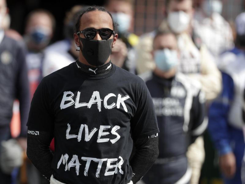 Formel-1-Weltmeister Lewis Hamilton bezieht klar Stellung: «Black lives Matter». Foto: Stephanie Lecocq/POOL EPA/AP/dpa