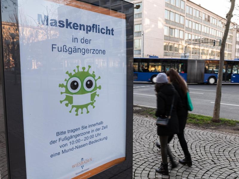 «Maskenpflicht in der Fußgängerzone»: Der Lockdown schränkt das öffentliche Leben in Deutschland empfindlich ein. Foto: Silas Stein/dpa