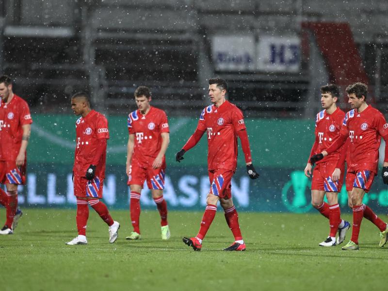 Die Bayern-Spieler verlassen nach dem Pokal-Aus in Kiel frustriert den Rasen. Foto: Christian Charisius/dpa