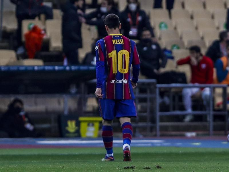 Nach seiner Roten Karte geht Superstar Lionel Messi vom FC Barcelona vom Spielfeld. Foto: Miguel Morenatti/AP/dpa
