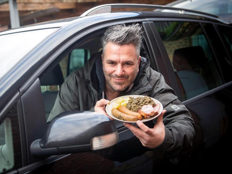 Marco Tienz serviert das klassische Grünkohlgericht jetzt per Taxi. Foto: Sina Schuldt/dpa